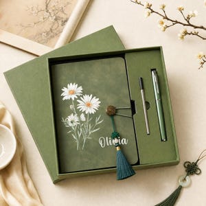 Personligt blommigt anteckningsblock med pennor, Anteckningsblock i läder med tofs, Julklapp till henne, Födelseblomma, Present till mamma