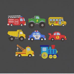 Puede incluir: Colecci&oacute;n de veh&iacute;culos de dibujos animados coloridos, incluyendo un cami&oacute;n de bomberos rojo, un monster truck verde, un autob&uacute;s escolar amarillo, un cami&oacute;n volquete amarillo, un coche de polic&iacute;a azul, un coche de carreras rojo, una gr&uacute;a amarilla y un tren azul.