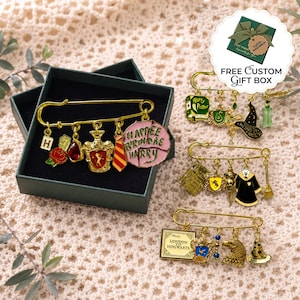 Puede incluir: Cuatro broches de imperdible en tono dorado con varios dijes de esmalte inspirados en la serie de Harry Potter. Los dijes incluyen un pastel rosa con el texto HAPPEE BIRTHDAE HARRY, una rosa roja, una corbata a rayas, un escudo, un libro y una túnica.