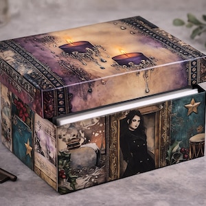 Könnte beinhalten: Dekorative Box mit Klappdeckel im gotischen Stil. Der Deckel zeigt zwei violette Kerzen mit tropfendem Wachs. Die Seiten der Box zeigen gerahmte Porträts und einen Stern. Ein antiker Schlüssel liegt daneben.