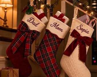 Personalisierter Weihnachtsstrumpf, bestickter Samt-Tartan-Familienstrumpf mit Namen, individuell gestepptes Weihnachtsstrumpf-Geschenk