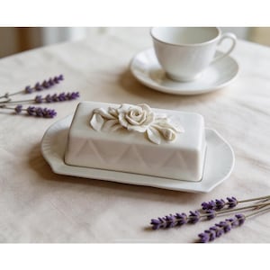 Mantequera de cerámica personalizable / Rosa tallada a mano, bandeja con borde de pétalos para servir