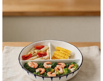Bol de cerámica dividido de 3 compartimentos de estilo japonés, plato para preparar comidas con borde azul decorativo.