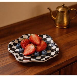 Anpassningsbar oregelbunden schackrutig keramisk tallrik, retro vågmönster dessertbricka, frukostfruktfat
