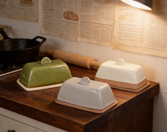 Burriera in ceramica personalizzabile, realizzata a mano con la tecnica del pizzico / Burriera rustica vintage con coperchio