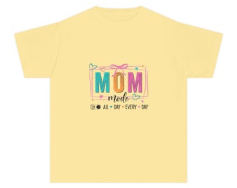 Camiseta juvenil Mom Mode / letras de bloques coloridas, corazón divertido y diseño de lazo
