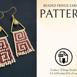 Puede incluir: Pendientes triangulares dorados con flecos de cuentas crema y burdeos. Los pendientes tienen un patrón geométrico y miden 5,8 x 2 cm. La imagen también incluye el texto "BEADED FRINGE EARRINGS PATTERN".
