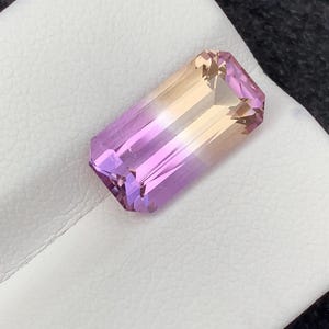 Pode incluir: Um conjunto de três canecas de cerâmica com acabamento fosco e salpicado. As canecas são em tons de creme, castanho claro e castanho escuro. Cada caneca tem um design simples e minimalista.
