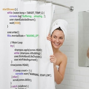 Może przedstawiać: Biała zasłona prysznicowa z nadrukowanym zabawnym kodem, zawierającym linijki takie jak "Buffering... shivering..." i "WARNING. SOAP LOW". Kobieta uśmiecha się zza zasłony, mając na głowie biały ręcznik.