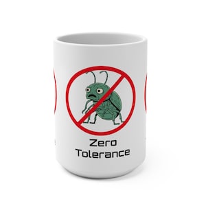 Peut inclure: Mug en céramique blanche avec une illustration de dessin animé d'un insecte vert dans un cercle rouge barré. Le texte "Zero Tolerance" est en dessous.