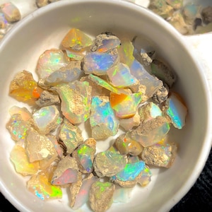 50 pezzi di opale grezzo, opale grezzo etiope naturale, opale grezzo di fuoco di grado AAA, lotto di opale grezzo secco sfuso, gemma grezza di opale da 5/12 mm per la creazione di gioielli,