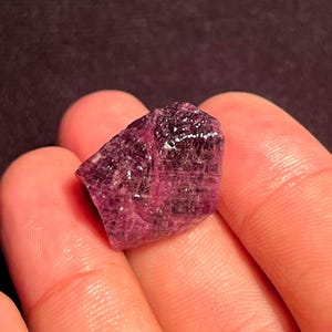Röd rubin grov ädelsten, naturlig rubin grov, graderad helande rubin rå, stor storlek rubin grov, rå rubin för skärning och tillverkning av smycken, 22 x 17 mm 56 ct