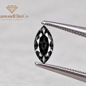 Könnte beinhalten: Ein schwarzer Edelstein im Marquise-Schliff mit facettierter Oberfläche, gehalten von einer Metallpinzette. Das Bild enthält den Text DiamondEliteCo GEMSTONES & JEWELRY mit einem Diamantsymbol darüber in der oberen linken Ecke.