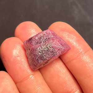 Rubis brut AAA, rubis naturel des mines indiennes, rubis brut aux vertus curatives, rubis brut en grappe rouge, cristal de rubis brut non traité, 26 x 18 mm, 76 carats