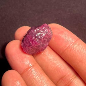 Ouppvärmd naturlig rubin grov, helande kristall rubin rå, AAA röd kluster rubin grov, enorm storlek rubin rå ädelsten, 25 x 18 mm 60 karat