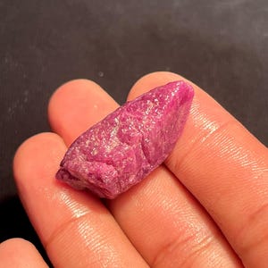 Rubino grezzo non trattato, Rubino grezzo a grappolo rosso, Rubino grezzo di cristallo curativo AAA, Rubino grezzo naturale di grandi dimensioni, 35 x 15 mm 76 carati