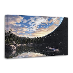 Puede incluir: Impresión en lienzo de una escena surrealista. Una persona flota sobre el agua, con un bosque y un lago en primer plano. Un gran planeta domina el cielo, con un cielo lleno de nubes. La obra de arte tiene una paleta de colores suave y onírica.