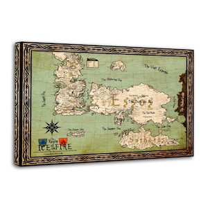 Puede incluir: Impresión en lienzo enmarcada que presenta un mapa de un mundo de fantasía. El mapa está en tonos verdes y beige, con ilustraciones detalladas de masas terrestres, mares y etiquetas de texto. El marco es negro con un borde dorado. El texto "The Realm of Ice and Fire" es visible.