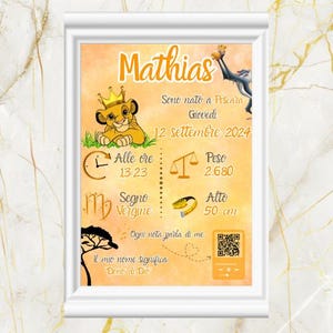 Può includere: Una stampa incorniciata con il nome "Mathias" in scrittura arancione. La stampa presenta un cucciolo di leone dei cartoni animati con una corona, insieme a testo italiano che dettaglia le informazioni sulla nascita, tra cui un peso di 2,680 kg e un'altezza di 50 cm.