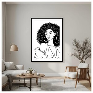 Könnte beinhalten: Schwarz-Weiß-Kunstdruck mit Rahmen einer Frau mit lockigem Haar, großen Creolen und einem Pelzstola. Das Kunstwerk wird an einer weißen Wand in einem Wohnzimmer mit Sofa, Stuhl und Couchtisch ausgestellt.
