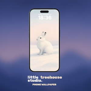 Puede incluir: Un smartphone muestra un fondo de pantalla de invierno con un conejo blanco en la nieve. La pantalla muestra la fecha y la hora. Las palabras "little treehouse studio. PHONE WALLPAPER" están en la parte inferior.