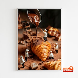 Könnte beinhalten: Ein skurriles Bild zeigt Miniaturköche, die an einem riesigen Croissant arbeiten. Schokolade wird aus einem Behälter gegossen, und die Köche scheinen das Gebäck mit Kakaopulver zu bestäuben. Schokoladenstücke und eine Holzleiter ergänzen die Szene.