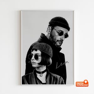 Puede incluir: Impresión enmarcada en blanco y negro que presenta a dos figuras, un hombre y una mujer, ambos con gafas de sol y gorros. El hombre está detrás de la mujer. La palabra "Leon" está escrita en cursiva. Incluye un icono de descarga digital.
