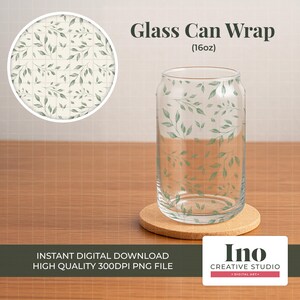 Puede incluir: Un envoltorio de lata de vidrio transparente con un diseño de hojas verdes, sobre un posavasos de corcho. La imagen incluye el texto "Glass Can Wrap (16oz)" y "Instant Digital Download High Quality 300DPI PNG File."