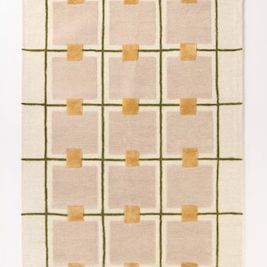 Puede incluir: Una alfombra rectangular con un dise&ntilde;o de cuadr&iacute;cula. La alfombra tiene un fondo color crema con una cuadr&iacute;cula verde oliva oscuro. Cuadrados de color rosa claro se intercalan dentro de la cuadr&iacute;cula, con peque&ntilde;os cuadrados de color mostaza en las intersecciones.