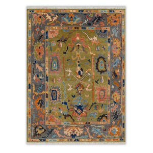 Peut inclure: Tapis rectangulaire avec un champ central vert olive et une bordure grise. Le tapis présente des motifs floraux et géométriques complexes dans des tons orange, bleu, rose et crème. Le tapis a une bordure frangée.