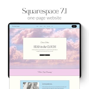 Könnte beinhalten: Digitale Darstellung eines Website-Designs mit einer sanften Farbpalette aus Rosa, Blau und Weiß. Der Header der Website enthält den Text "Squarespace 7.1 one-page website". Der zentrale Bereich zeigt die Worte "HEAD in the CLOUDS."