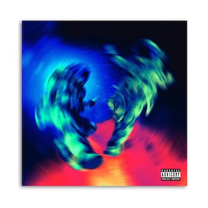 Può includere: Stampa artistica astratta con un design a spirale nei toni del blu, verde e rosso. L'opera presenta due figure sfocate in una composizione dinamica, con un'etichetta 'Parental Advisory' nell'angolo in basso a destra.