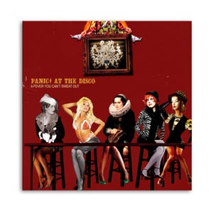 Może przedstawiać: Czerwony plakat z napisem "Panic! At The Disco: A Fever You Can't Sweat Out." Obraz przedstawia pięć postaci siedzących przy barze, każda w unikalnym, vintage'owym stroju. U góry znajduje się oprawiony żyrandol, dodający elegancji.