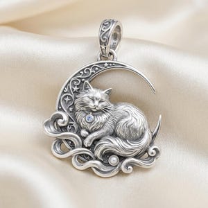 Halsband med hänge i silverfärgad katt och måne, stjärnpärla med blå stenberlock