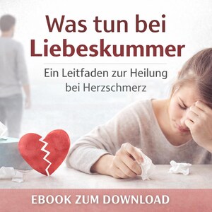 Könnte beinhalten: Das Bild zeigt eine Frau mit der Hand am Kopf, die betrübt wirkt. Ein zerbrochenes Herz, Taschentücher und eine Kerze liegen auf dem Tisch. Der Text lautet "Was tun bei Liebeskummer" und "EBOOK ZUM DOWNLOAD". Im Hintergrund ist ein Mann unscharf.