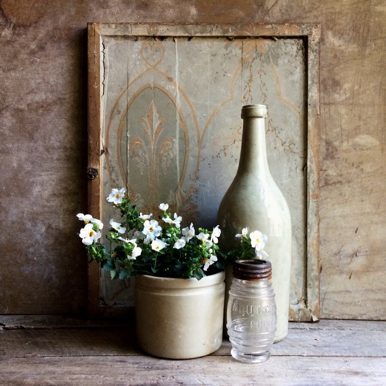 Pot de fleurs et bouteille en grès