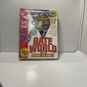 Könnte beinhalten: Versiegelte PC-Spielbox für "Gate World: The Home Planet". Die Box zeigt eine futuristische Illustration eines Charakters in einem Raumanzug, mit dem Titel des Spiels in großen, fetten Buchstaben. Die Box ist in klarem Kunststoff verpackt.