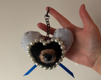 Amigo extraño: llavero del Sagrado Corazón del Mal de Ojo de Whimsigoth