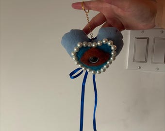 Amigo extraño: llavero del Sagrado Corazón del Mal de Ojo de Whimsigoth