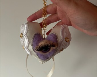 Amigo extraño: llavero de ojo malvado con forma de corazón sagrado inspirado en Lolita
