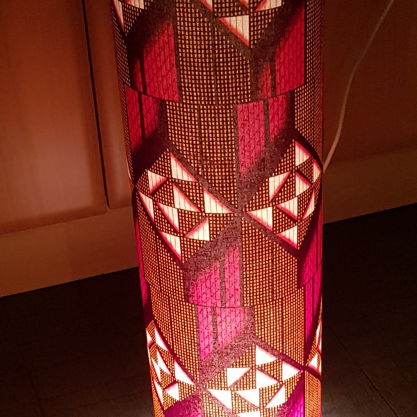 Lampadaire rouge et or style imprimé africain tissu contemporain lampadaire fait à la main lampe autonome y compris raccord fabriqué au Royaume-Uni