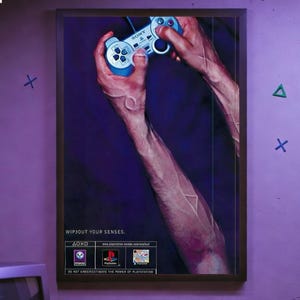 Könnte beinhalten: Gerahmtes Poster mit Händen, die einen blauen PlayStation-Controller halten. Der Text "WIP3OUT YOUR SENSES." und das PlayStation-Logo sind zu sehen. Das Poster hängt an einer lila Wand mit einem alten Fernseher und Konsolen.