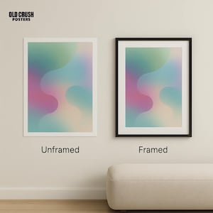 Op de afbeelding: Twee abstracte kunstprints, &eacute;&eacute;n ingelijst in zwart en de andere niet-ingelijst, met een gradi&euml;ntontwerp in tinten roze, blauw, groen en beige. De tekst "Unframed" en "Framed" staat eronder.