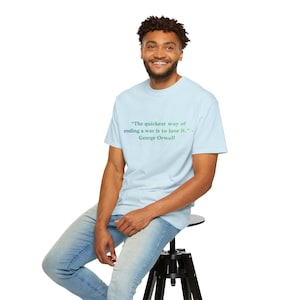 Camiseta con cita antibélica sobre el horror / Camiseta literaria de George Orwell: diseño atrevido y sugerente que valora la libertad y el pensamiento crítico.
