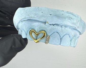 Rejilla para ventana con forma de corazón y relleno de espacio en forma de diamante.