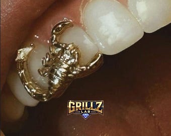 Parrilla de colmillos de escorpión, hecha a mano en Londres.