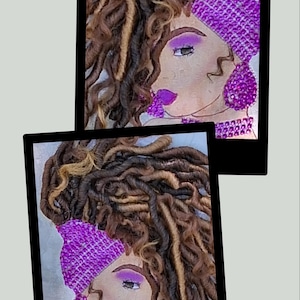 Puede incluir: Dos retratos enmarcados de una mujer con rastas marrones y rubias, que lleva un gorro morado, pendientes y pintalabios. El maquillaje de ojos de la mujer es morado. El fondo es gris claro.