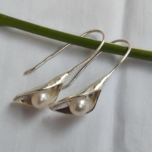 Handgjorda örhängen i 925 sterlingsilver med kallalilja och sötvattenspärlor