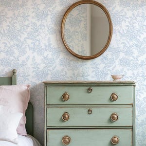 Mockup di carta da parati – Stanza in stile cottagecore vintage con riflesso in uno specchio (Download digitale)