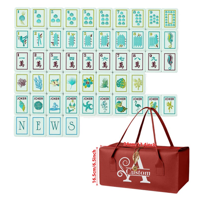 Puede incluir: Un juego de fichas de mahjong blancas con ilustraciones azules y verdes de naturaleza, vida marina y caracteres chinos, junto a una bolsa de transporte rectangular roja con el texto "Custom" y un dije de hoja dorada, que mide 34 cm por 16,5 cm.